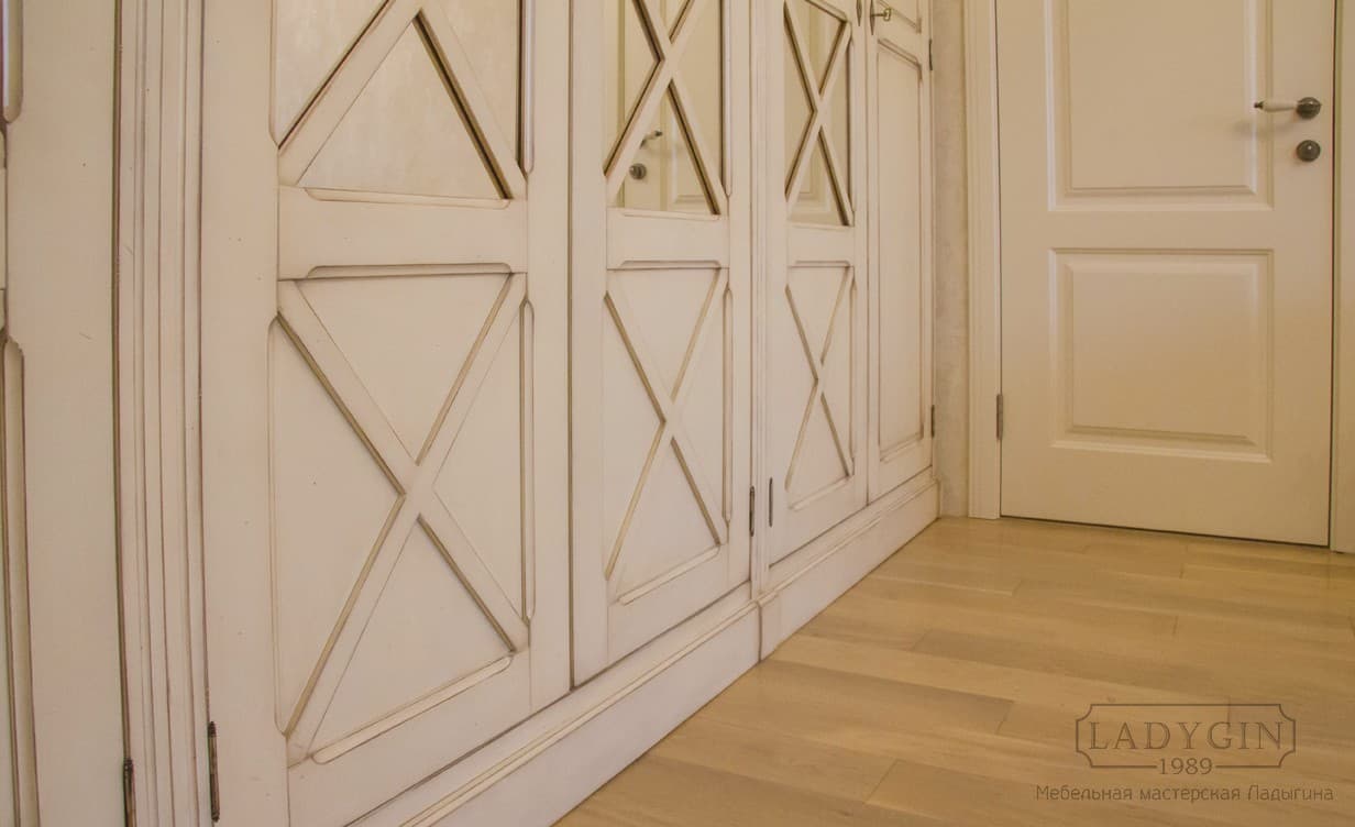 Перекрестья белого встроенного трехсекционного шкафа в стиле прованс с зеркальными дверками фото