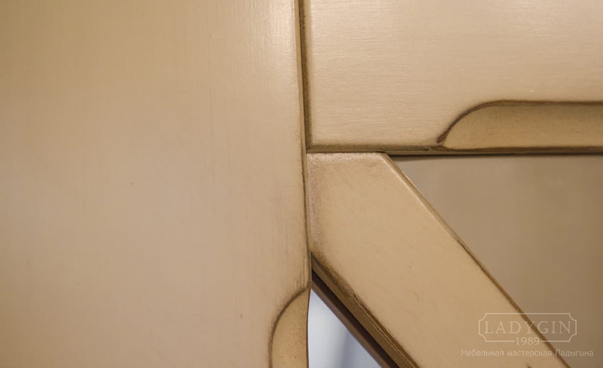 Отделка белого встроенного трехсекционного шкафа в стиле прованс с зеркальными дверками фото