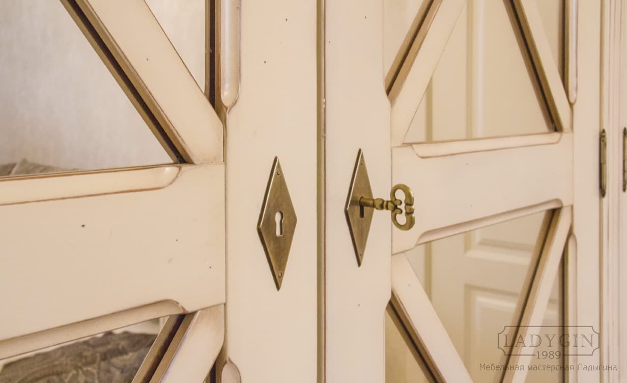 Латунный ключ и замок белого встроенного трехсекционного шкафа в стиле прованс с зеркальными дверками фото