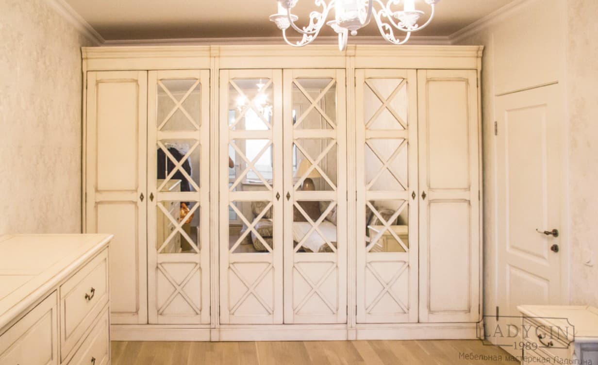 Белый встроенный трехсекционный шкаф в стиле прованс с зеркальными дверками фото