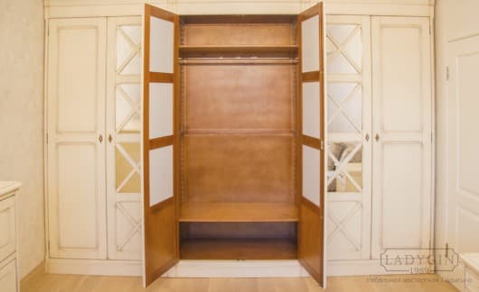 Внутренняя покраска белого встроенного трехсекционного шкафа в стиле прованс с зеркальными дверками фото