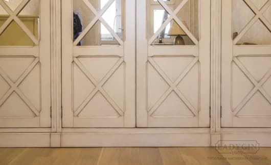 Нижняя часть белого встроенного трехсекционного шкафа в стиле прованс с зеркальными дверками фото