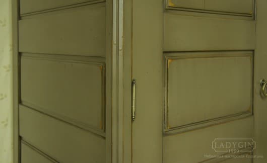 Платяной двухстворчатый шкаф на подиуме в классическом стиле на заказ - 5