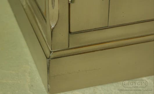Платяной двухстворчатый шкаф на подиуме в классическом стиле на заказ - 6