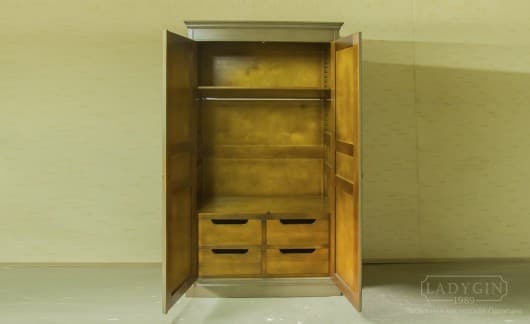 Платяной двухстворчатый шкаф на подиуме в классическом стиле на заказ - 7
