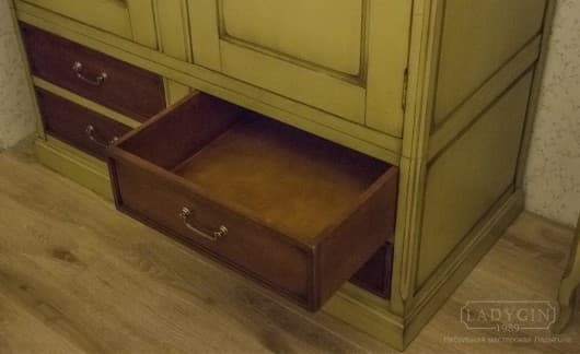 Деревянный платяной двустворчатый шкаф с 4 ящиками в классическом стиле на заказ - 5