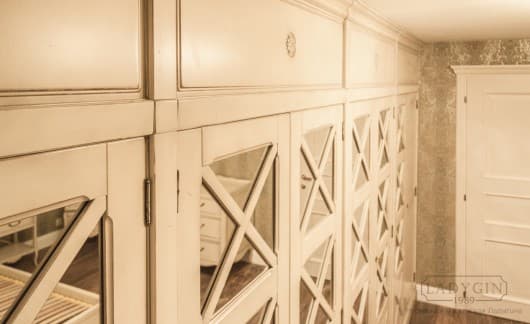 Зеркальные дверки белого встроенного платяного четырехсекционного шкафа из массива дерева в стиле прованс фото