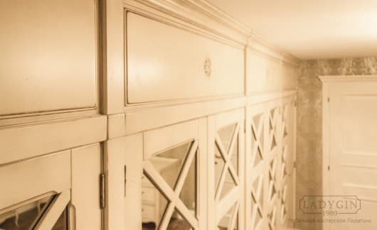 Верхняя часть белого встроенного платяного четырехсекционного шкафа из массива дерева в стиле прованс фото
