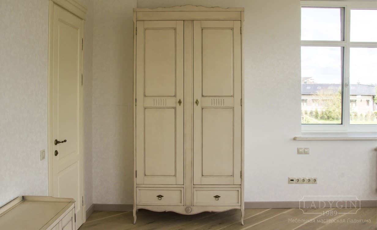Белый платяной двухстворчатый шкаф в стиле прованс на ножках с 2 ящиками в интерьере квартиры фото
