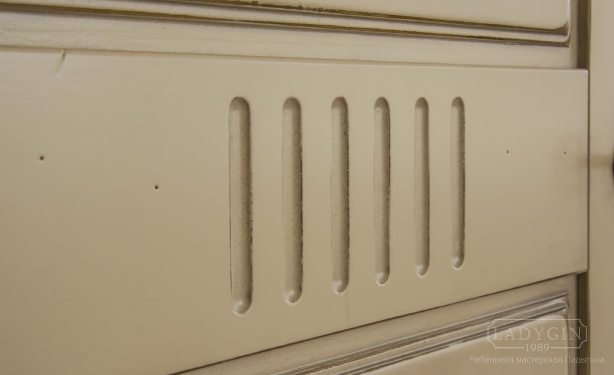 Резные элементы белого платяного двухстворчатого шкафа в стиле прованс на ножках с 2 ящиками фото