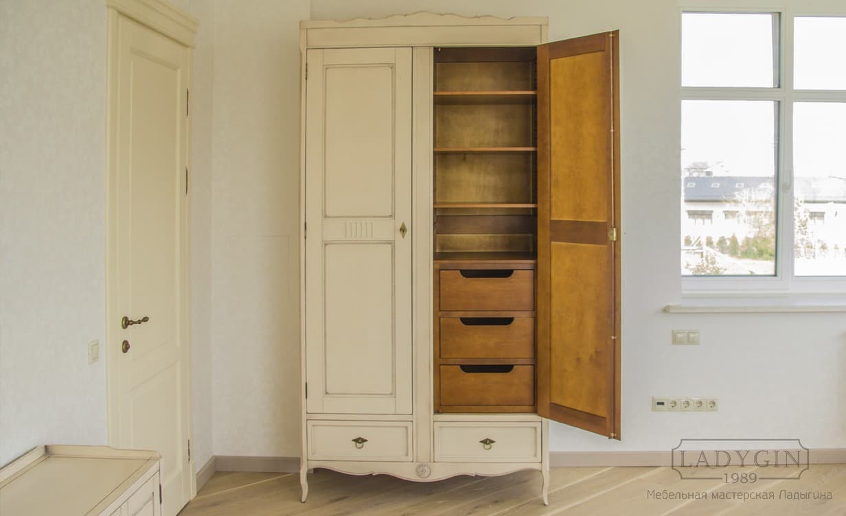 Внутренние полки и ящики белого платяного двухстворчатого шкафа в стиле прованс на ножках фото