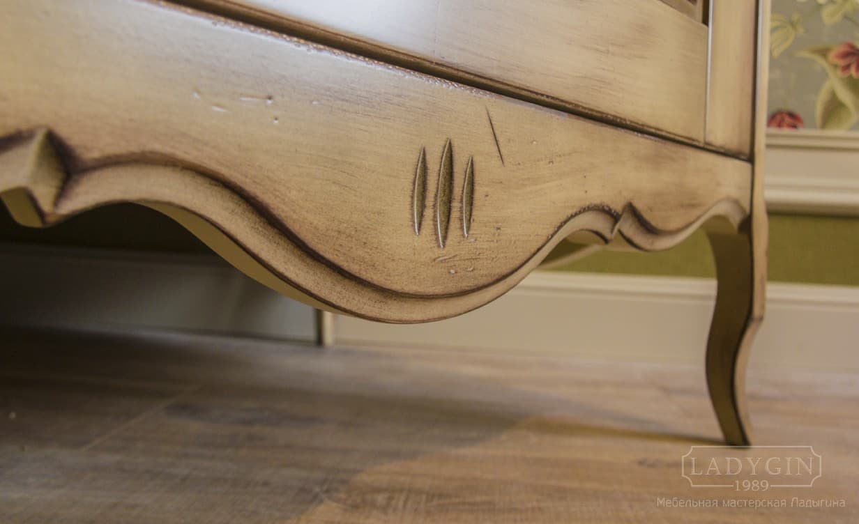 Резная царга одностворчатого платяного шкафа из массива дерева в стиле прованс на ножках фото