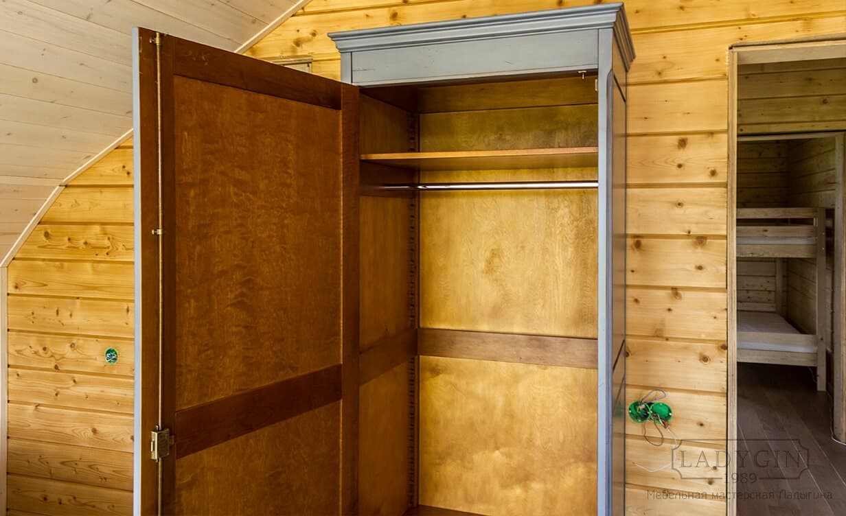 Внутренняя покраска одностворчатого платяного шкафа из массива дерева в стиле прованс на ножках фото