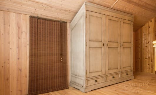 Деревянный мансардный шкаф в стиле прованс на заказ - 9