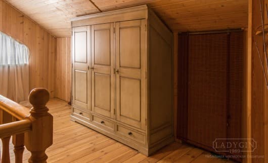 Деревянный мансардный шкаф в стиле прованс на заказ - 4