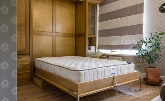 Встроенный шкаф-кровать из массива дерева в классическом стиле на заказ - 3