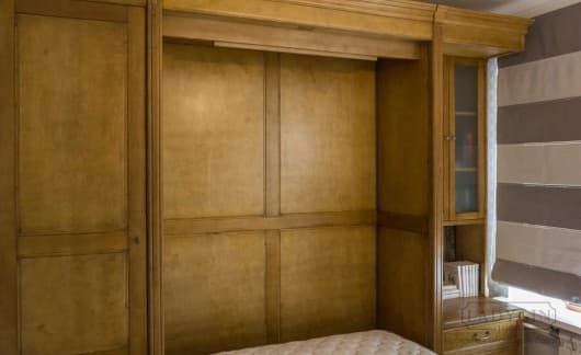 Встроенный шкаф-кровать из массива дерева в классическом стиле на заказ - 4