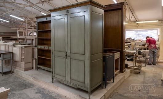 Деревянный платяной двухстворчатый шкаф в классическом стиле на заказ - 6
