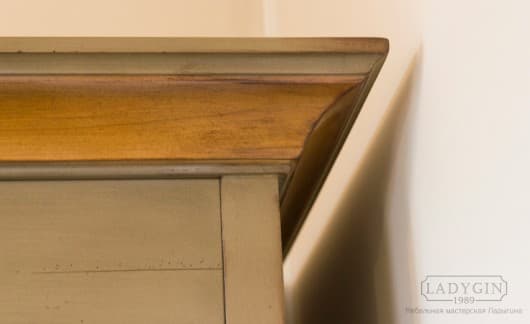Классическая отделка серого платяного двухстворчатого шкафа из дерева в классическом французском стиле на ножках фото