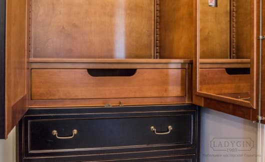 Внутреннее зеркало и ящик чёрного платяного двустворчатого шкафа из массива дерева в стиле прованс с 2 внешними ящиками фото