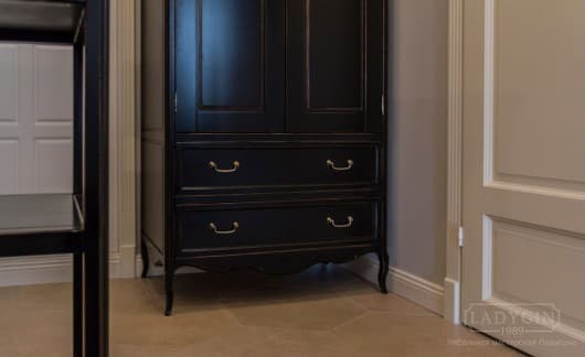 Ножки чёрного платяного двустворчатого шкафа из массива дерева в стиле прованс с 2 внешними ящиками фото