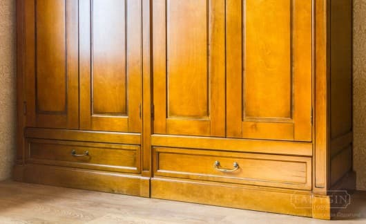 Деревянный платяной четырехстворчатый шкаф с ящиками в классическом стиле на заказ - 5