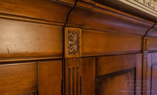 Антикварная отделка платяного пятистворчатого шкафа из массива дерева в классическом французском стиле с 3 ящиками фото