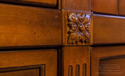 Деревянный платяной пятистворчатый шкаф в классическом стиле на заказ - 8