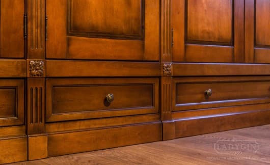 Деревянный платяной пятистворчатый шкаф в классическом стиле на заказ - 9