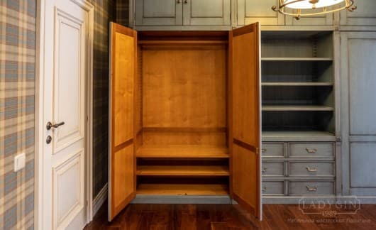 Деревянный универсальный трехсекционный шкаф в классическом стиле на заказ - 8