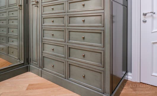 Деревянный платяной угловой многосекционный шкаф в классическом стиле на заказ - 9