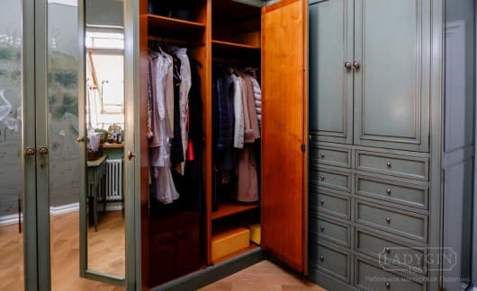 Деревянный платяной угловой многосекционный шкаф в классическом стиле на заказ - 5