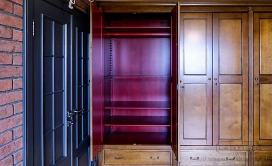 Внутренняя покраска встроенного углового шкафа из массива дерева в классическом стиле для кабинета фото