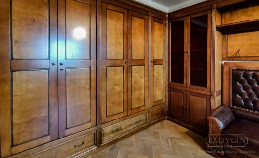 Дверки встроенного углового шкафа из массива дерева в классическом стиле для кабинета фото