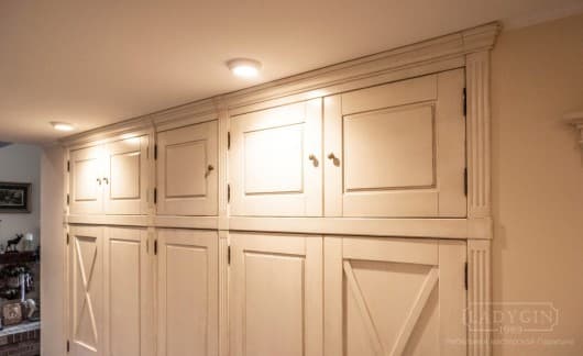 Подсветка встроенного платяного трехсекционного шкафа в прихожую в стиле прованс фото