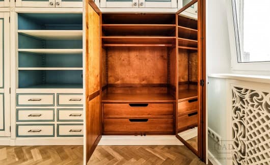 Деревянный универсальный трехсекционный встроенный шкаф в классическом стиле на заказ - 4