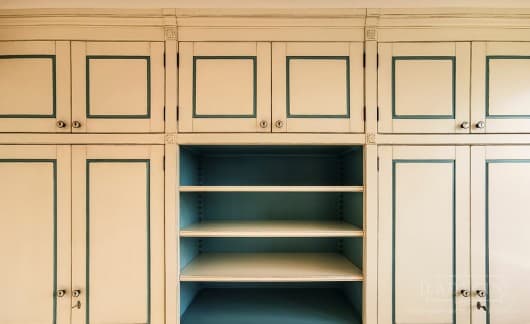 Деревянный универсальный трехсекционный встроенный шкаф в классическом стиле на заказ - 7