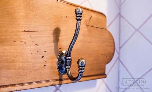 Крючок деревянной настенной вешалки в стиле прованс из массива дерева для одежды фото