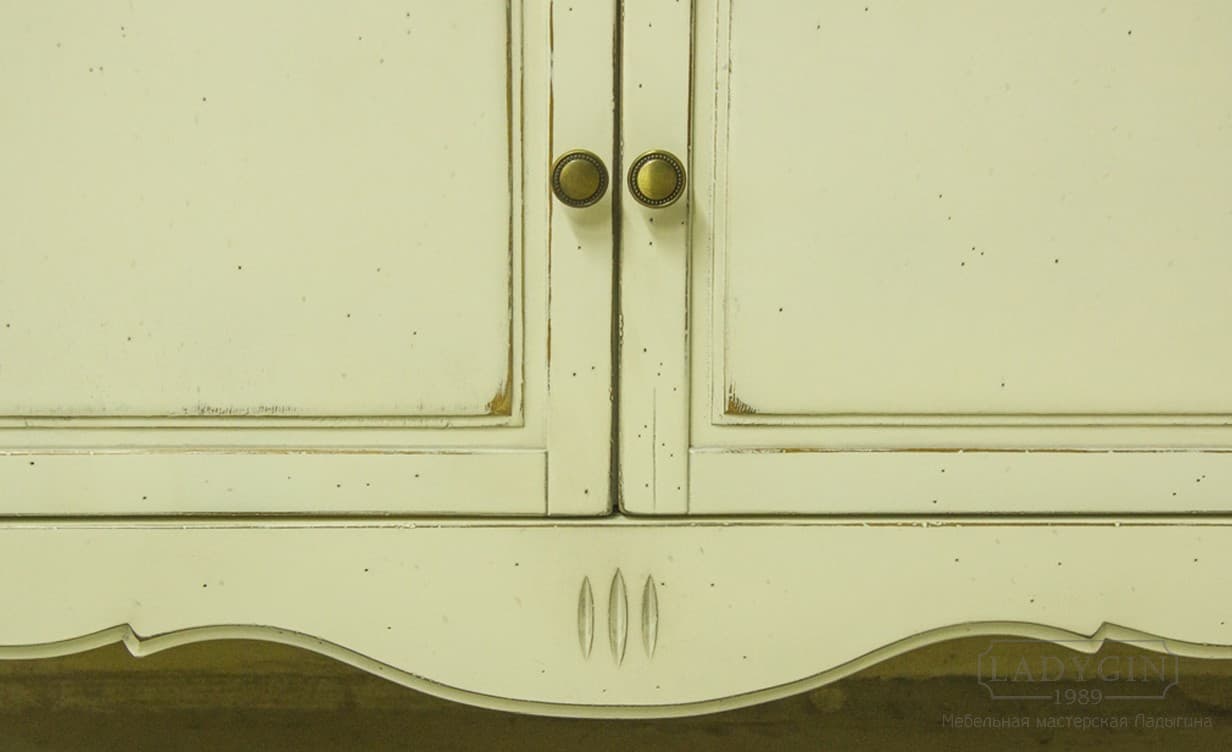 Резная царга белой деревянной тумбы под насадную раковину в стиле прованс с дверками на ножках фото