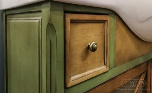 Ручка зелёной деревянной тумбы под насадную раковину в стиле прованс с 2 ящиками и закрытым отсеком на ножках фото
