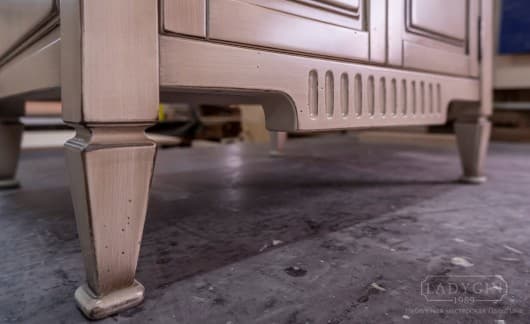 Деревянная тумба под накладную раковину с дверками в классическом стиле на заказ - 8