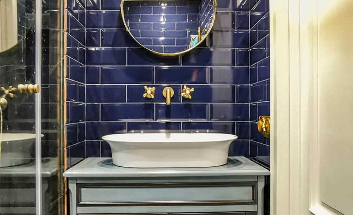 Голубая тумба из дерева под наставную мойку в стиле прованс с распашными дверками в интерьере ванной фото