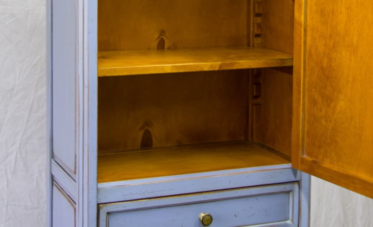 Внутренняя покраска синего узкого деревянного пенала для ванной комнаты с ящиками и дверками во французском стиле фото