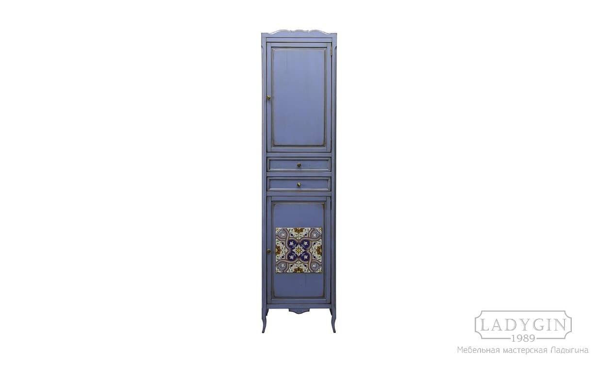 Синий высокий деревянный пенал для ванной комнаты с ящиками и дверками во французском стиле фото
