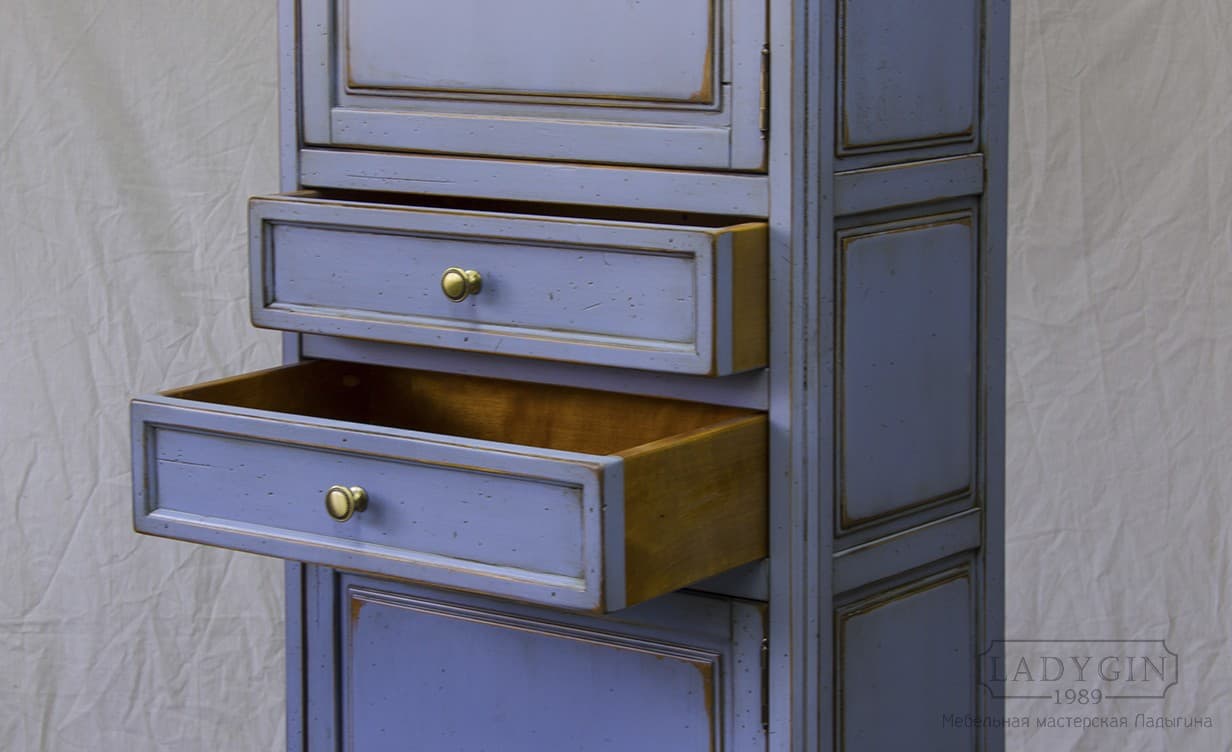Латунные ручки синего узкого деревянного пенала для ванной комнаты с ящиками и дверками во французском стиле фото
