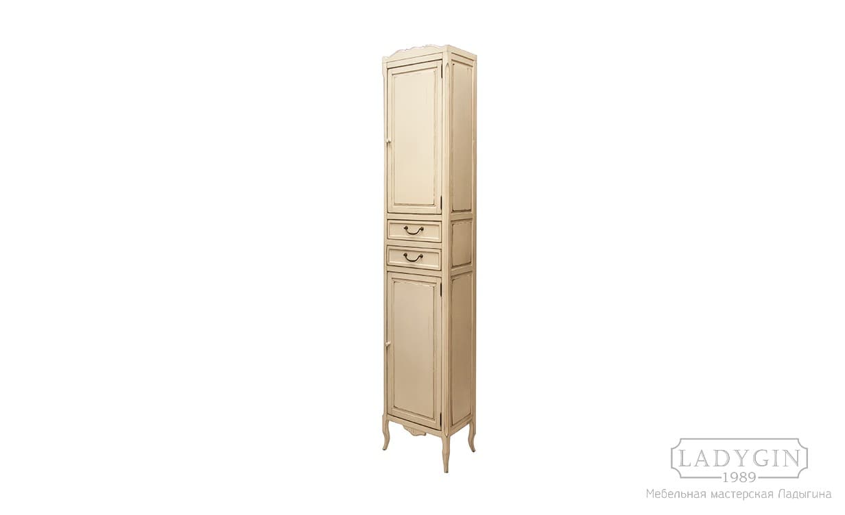 Белый узкий деревянный пенал для ванной комнаты с ящиками и дверками во французском стиле фото