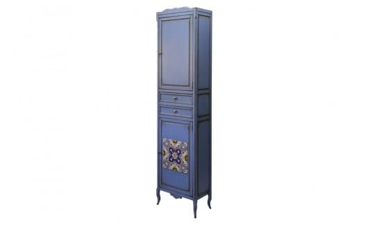 Синий узкий деревянный пенал для ванной комнаты с ящиками и дверками во французском стиле фото
