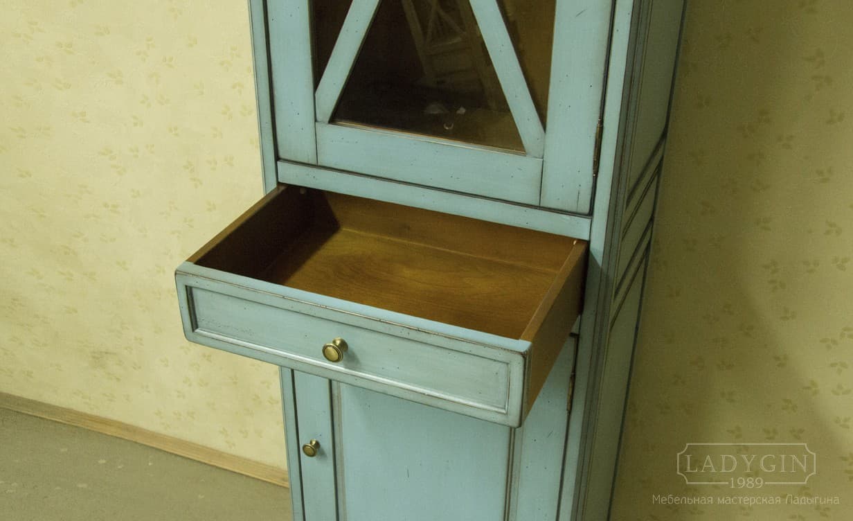 Выдвижной ящик голубого узкого деревянного пенала в стиле прованс с 2 отсеками и ящиком для ванной комнаты фото