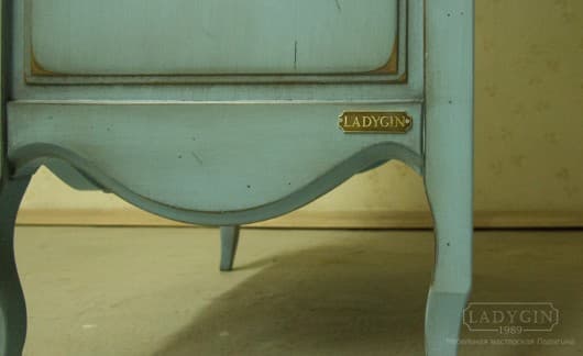 Резная царга и ножки голубого узкого деревянного пенала в стиле прованс с 2 отсеками и ящиком для ванной комнаты фото