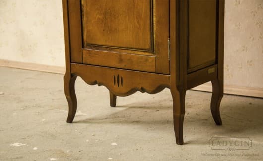 Резная царга и ножки коричневого узкого пенала из массива дерева в стиле прованс с 2 отсеками и ящиком для ванной комнаты фото
